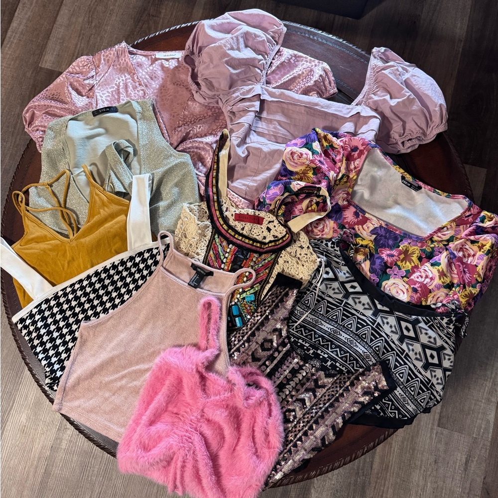 ‼️ Lot of 11 crop tops ranging from size XS to Medium ‼️
